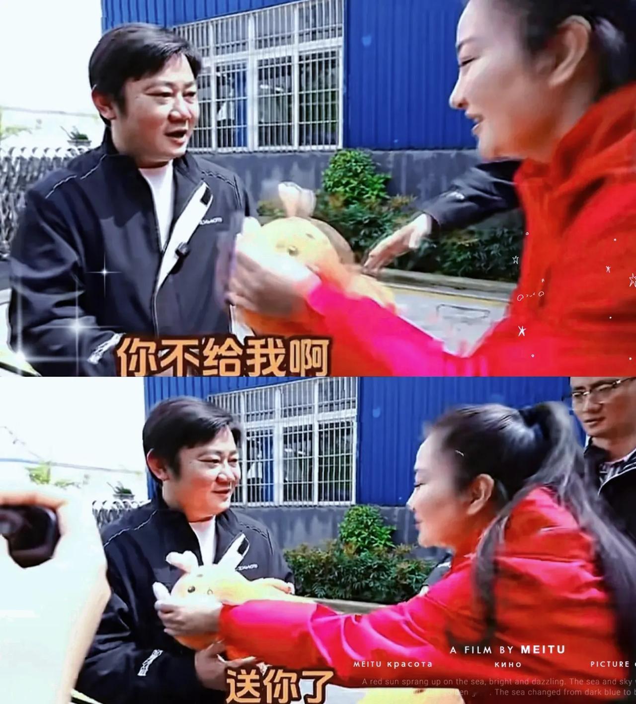 一句你不给我啊，直接把主持人整破防了！麻阳融媒采访张雪时，主持人拿出玩偶请