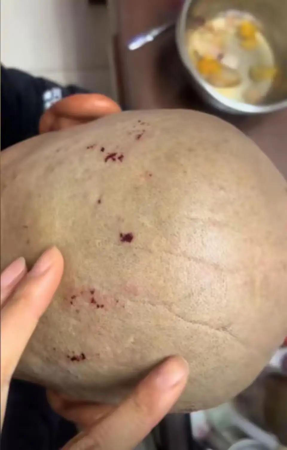 天津大爷10元剃头被剃满头皮伤口，6元创口贴化解矛盾：善良从不是软弱天津大爷光头