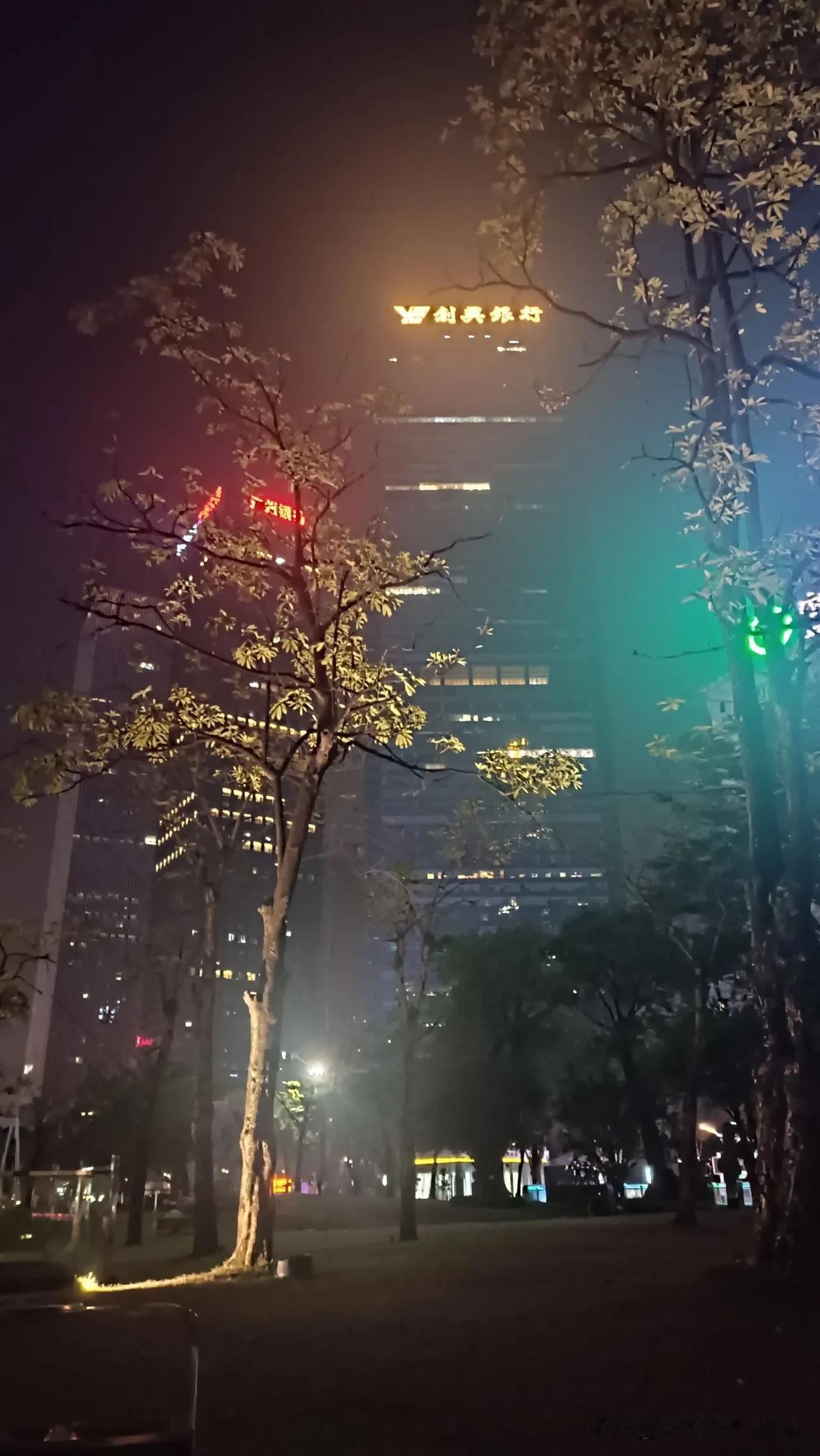 晚上夜跑有偶遇吗[呲牙笑][墨镜]