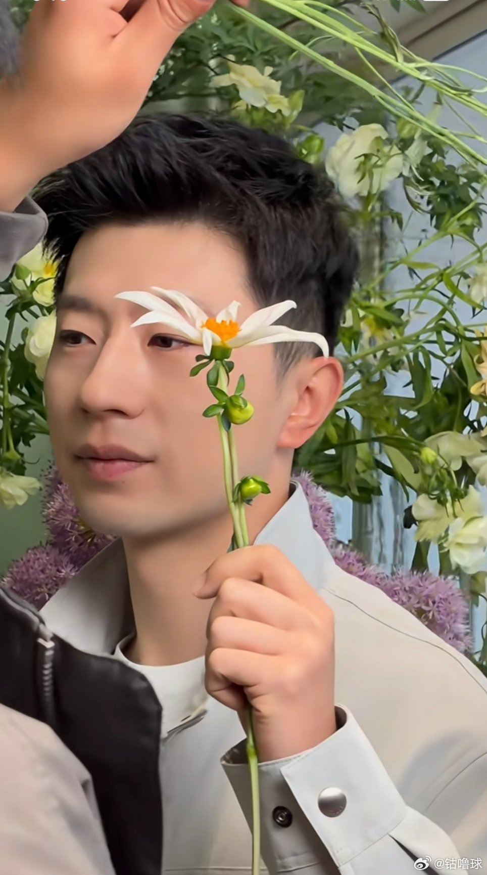 马龙龙队自己拿着花花，怎么有点可爱