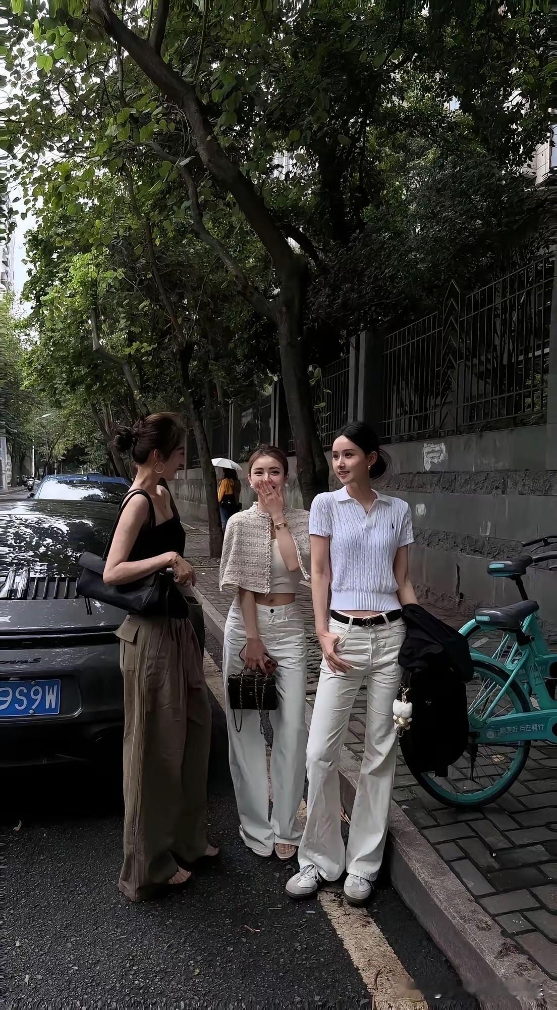不懂就问，穿这种裤子，不怕踩脏吗？实在搞不懂！