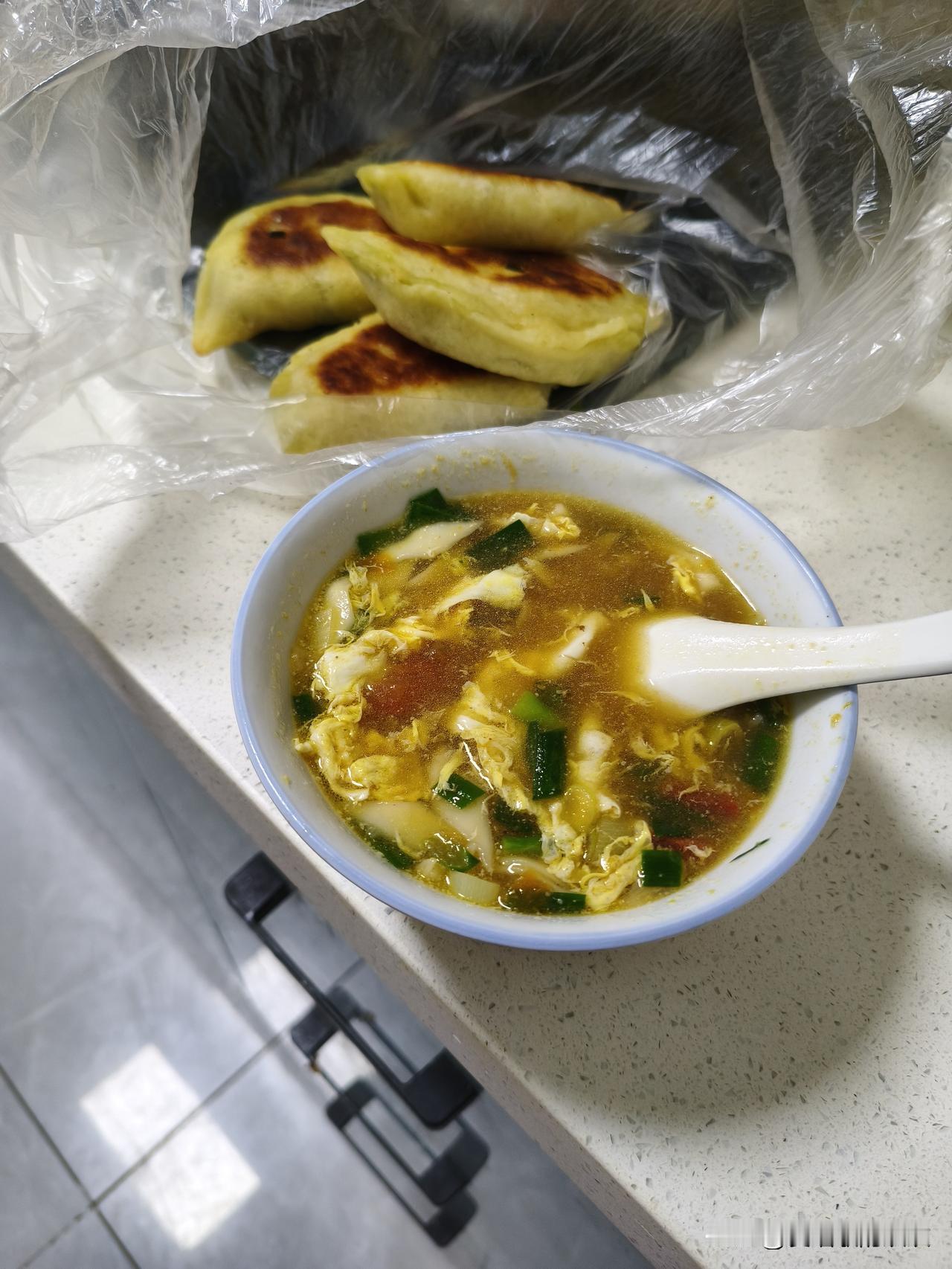 计划不如变化。昨天晚上，我计划的好好的，今天早上就吃韭菜盒子打豆浆。中午就吃