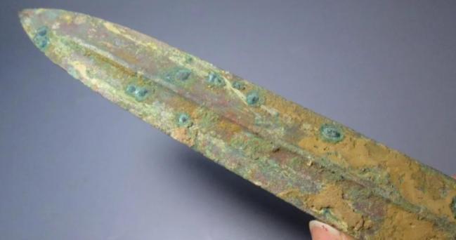 1986年，吉林一农民正在犁地，突然，耕牛发疯似的向前窜，留下一路血迹，农民惊恐