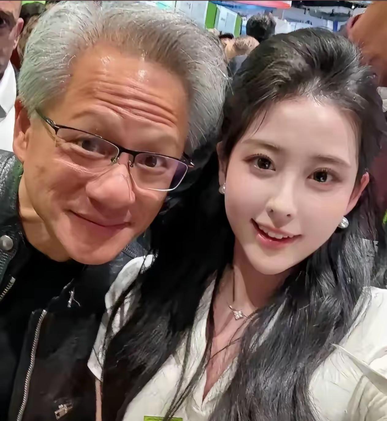金钱就是通天仙桥。外界都说黄仁勋贪恋美色。可说到底，究竟是男人主动坐