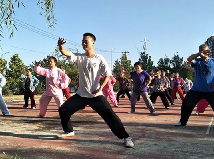 真正的太极，从来不是慢动作，是“松”出来的功夫前两天在公园看见一