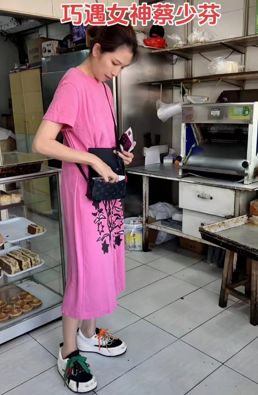 51岁蔡少芬在香港，去了一家面包店，打扮一言难尽，好像家庭主妇​​​