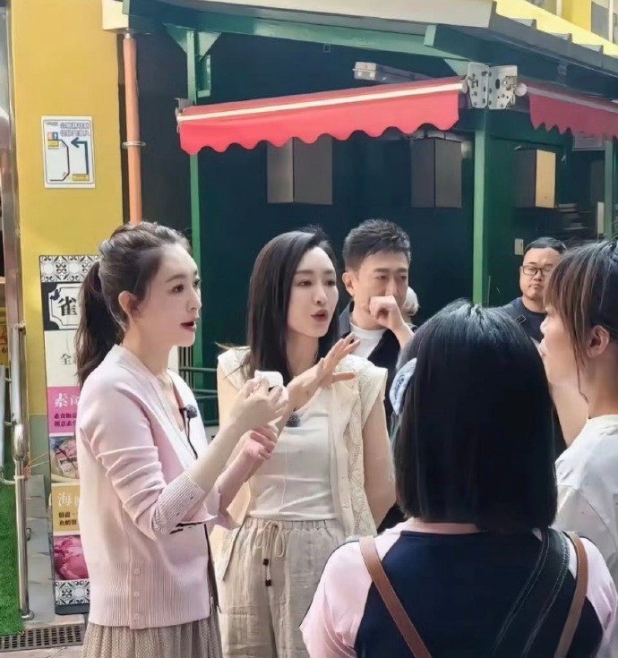 难怪很多男明星看到李小冉动心，原来她真的白的发光啊，同行的王鸥已经很白了，但和她