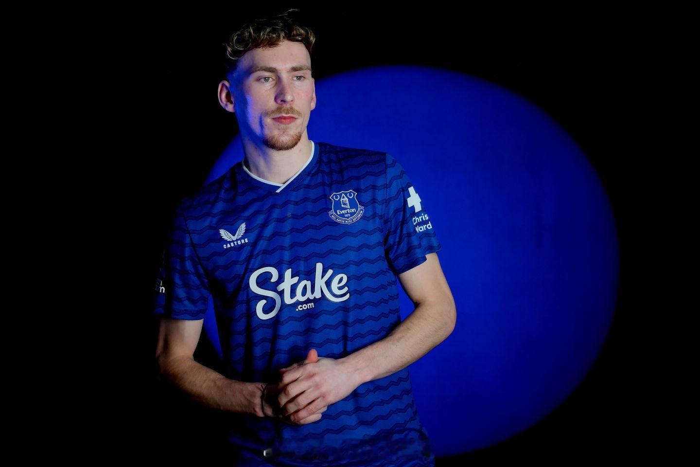 加纳续约埃弗顿英超联赛24岁英格兰中场詹姆斯-加纳，原本与埃弗顿的合同只剩下1