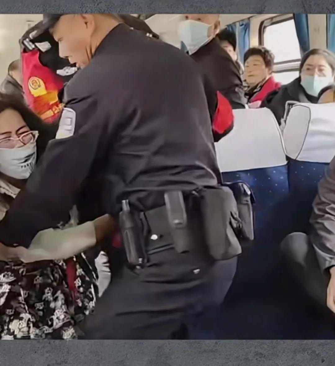 就想问谁给她的底气？火车上。15岁的学生买了座位票，却被站票女霸座。小姑娘求了