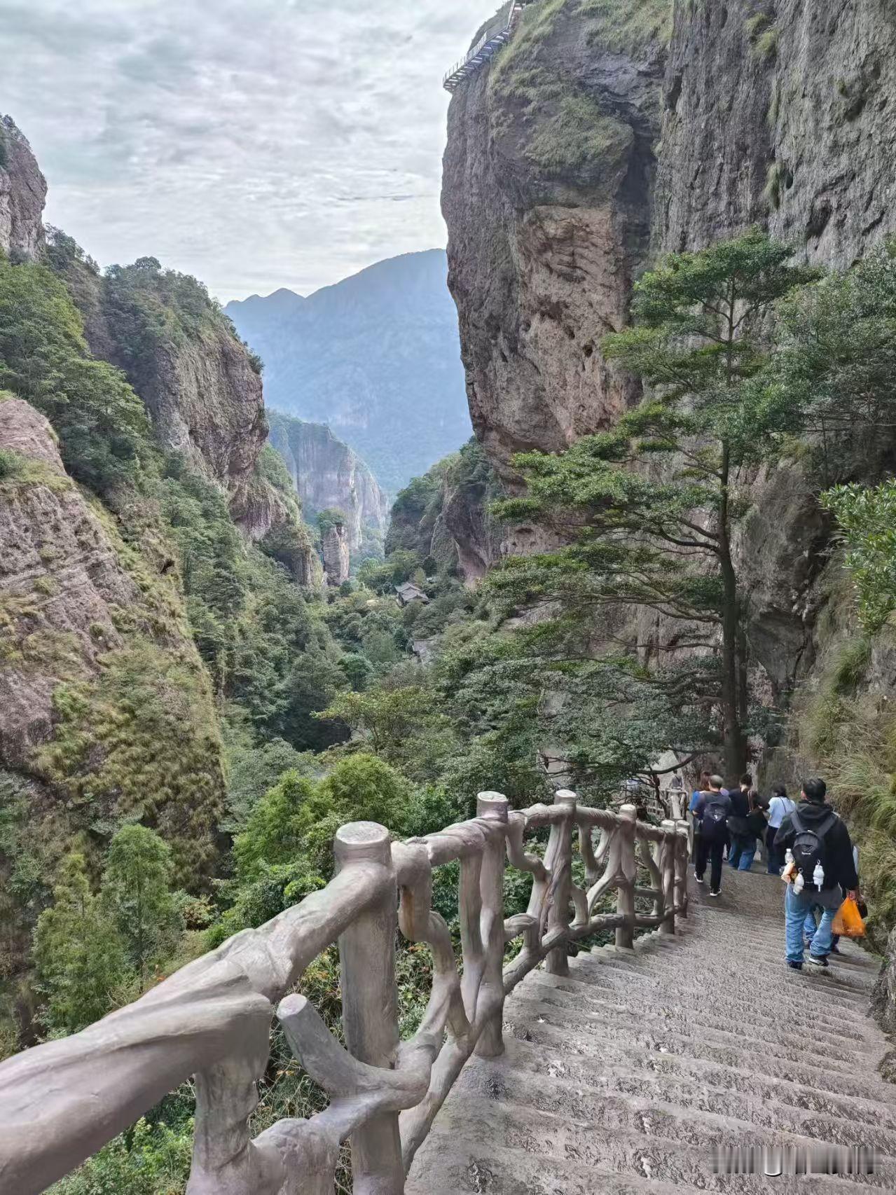 今天走在景区的石阶路上，随手拍了这处山景——两边的岩壁跟被劈开过似的，窄窄的山谷