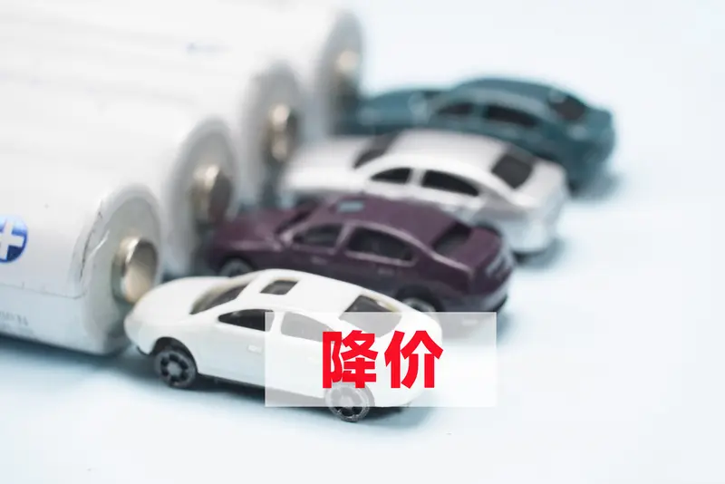 燃油车卖不动掀起降价潮2024年车市掀起的这场燃油车降价潮，简直太疯狂了！曾经
