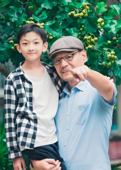 2002年，演员巍子把儿子王紫逸送到国外去留学，没想到儿子三天两头向巍子要钱，巍