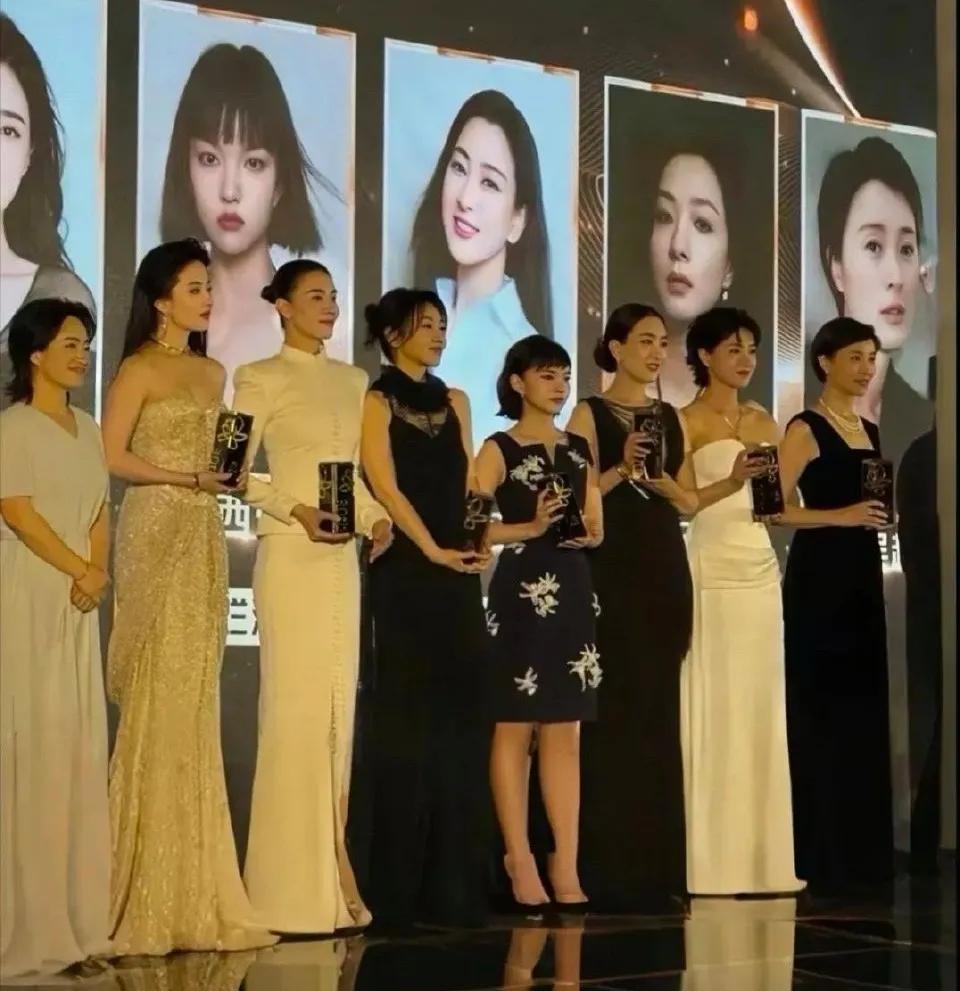 这张图证明了为什么美人常有，大美人不常有，即使站在边上观众第一眼看到也是刘亦菲