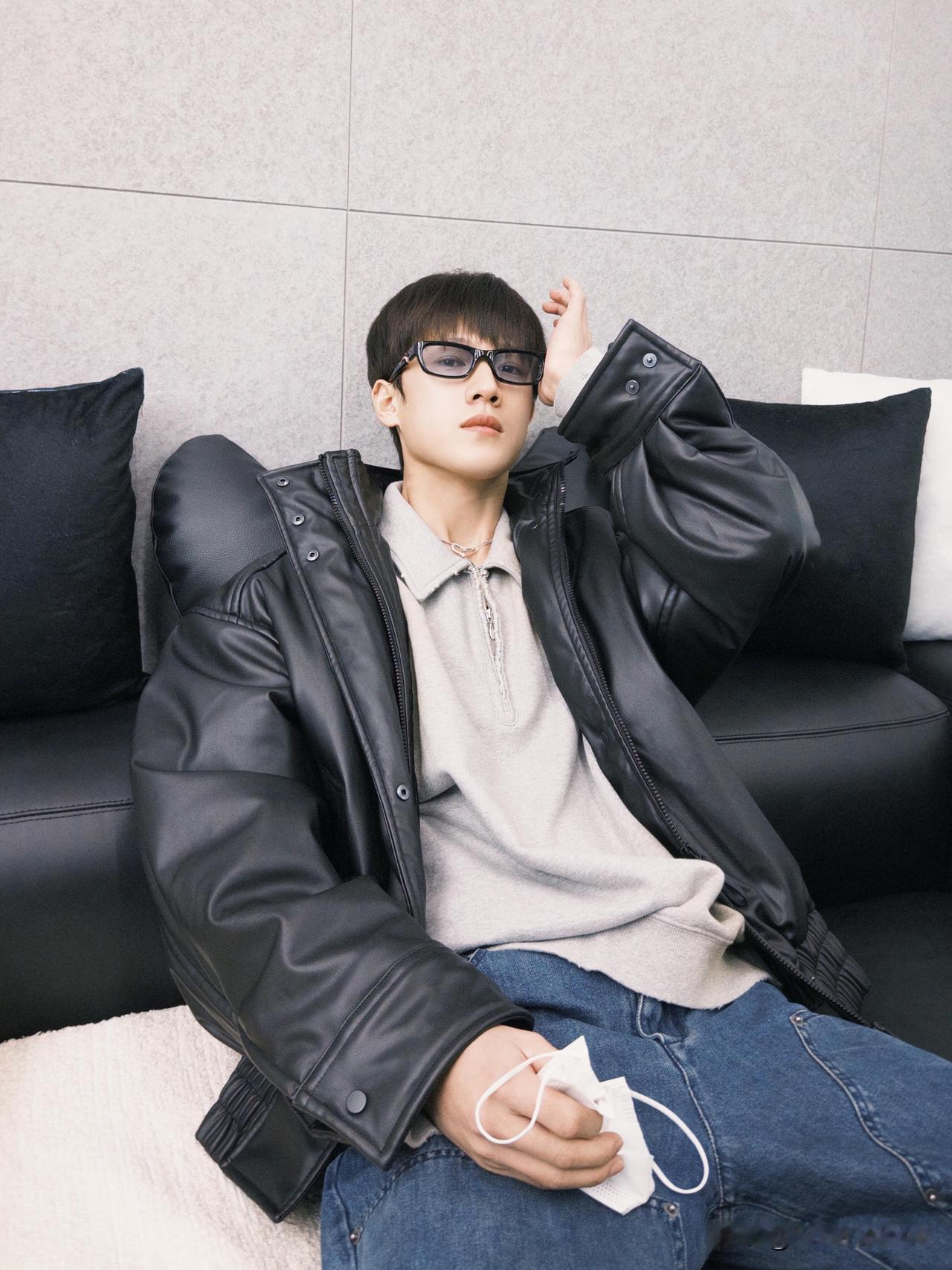 2月27日，李昀锐更新生活日常plog，并配文“听说戴眼镜的男孩很酷”。李昀