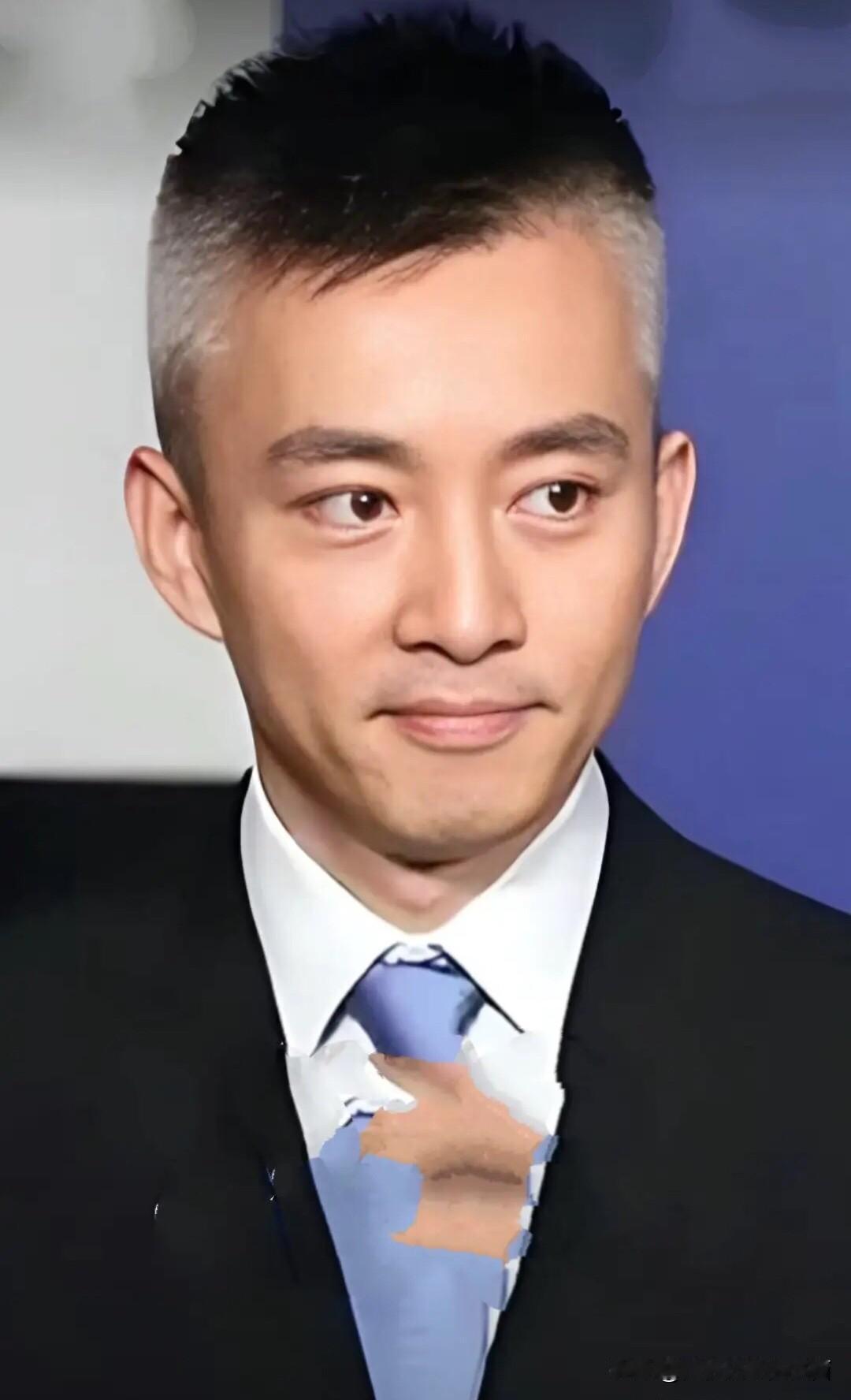 尽管亚宁比朱广权大年龄大一些，不过还是亚宁帅气一些，更具有男人味。年轻时候的亚宁