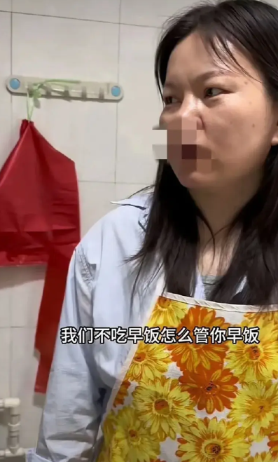厨房一直在叮里咣当乱响。女主人跑到厨房一看，保姆好像在忙碌着什么。她问，阿姨，你