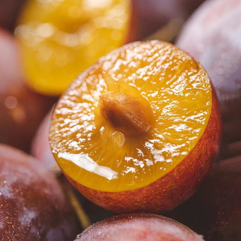 像吃甜品一样软糯香甜，主要是配料表就只有西梅，健康又好吃谁能不爱！西梅干还被誉为