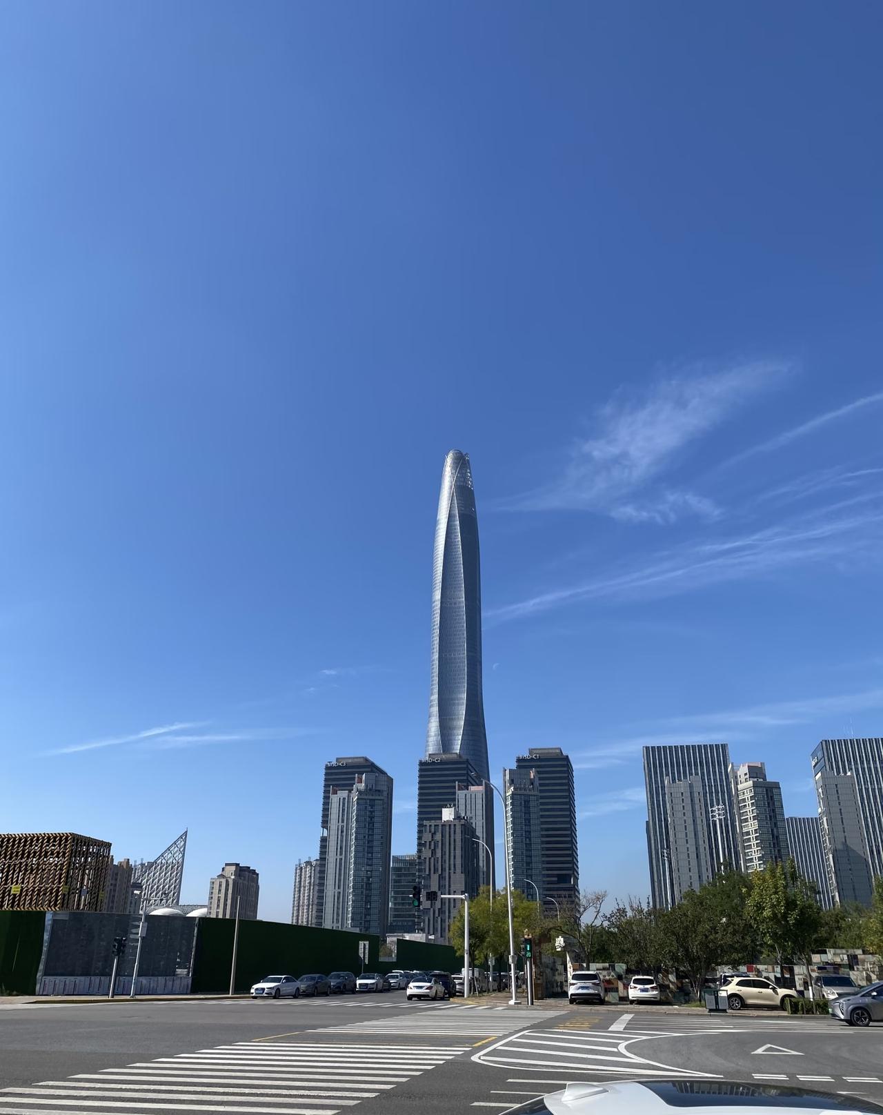 有这样一位22岁的小伙子，大专毕业到天津滨海新区的制造工厂，一头扎进车间干活。