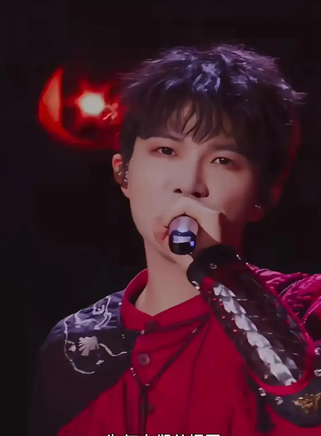 周深把《逃开夜幕》丢进深夜耳机，我循环到凌晨两点。4月5号零点上线，我刷到封面