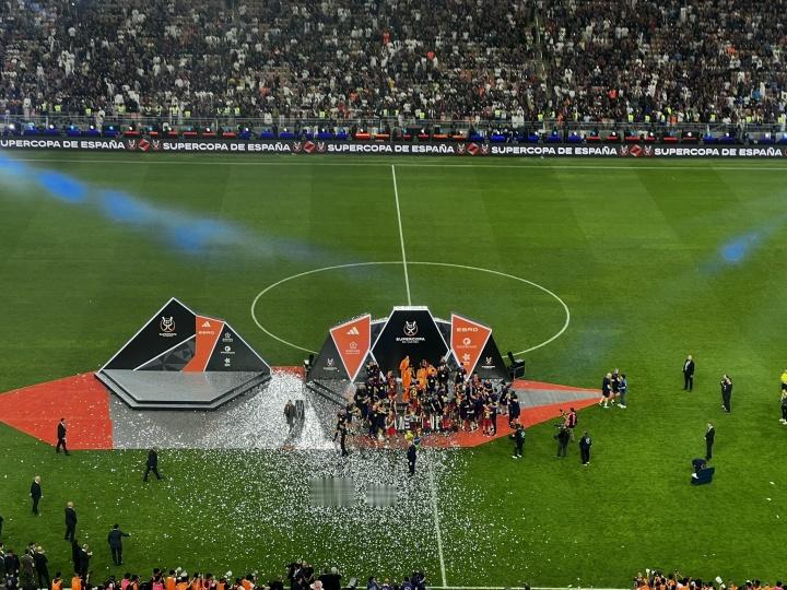 记者: 皇马没有为冠军巴萨进行列队, 姆巴佩带皇马球员们离开了