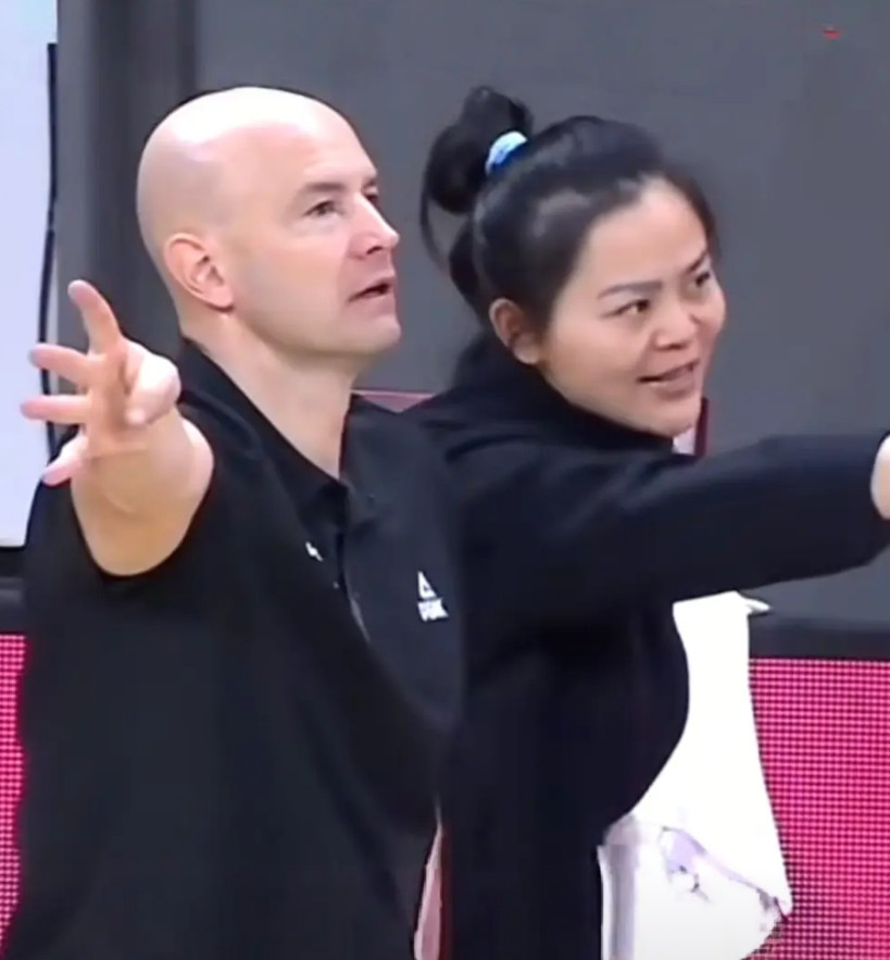 四川女篮教练席就算是一个人都不坐，以目前的球员配置也不能左输一场右输一场。光