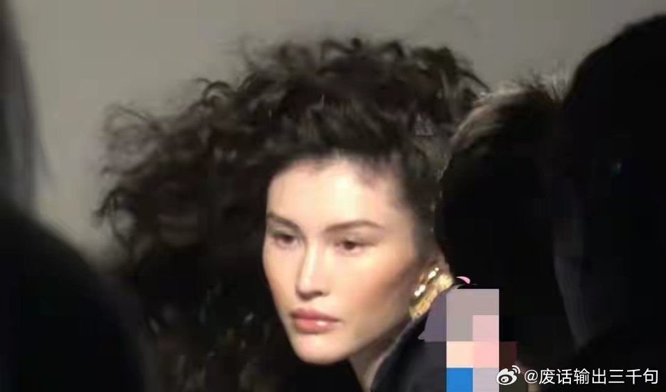 有狗仔拍到何穗刚生子一个月，出了月子就复工拍摄，视频中何穗留着爆炸头，一头乌黑浓