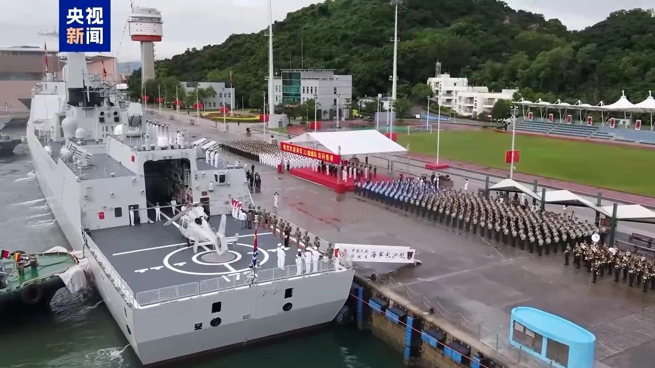 两代同堂的歼15和歼15T照片，网友发现端倪？山东舰航母编队携两代J15访