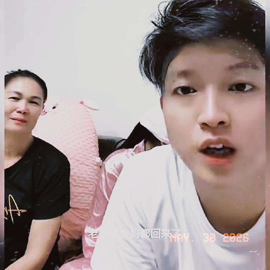 小松和秋秋在越南省城建民宿，现在一楼已经封顶，马上就要接着盖二层楼。老松的意见，