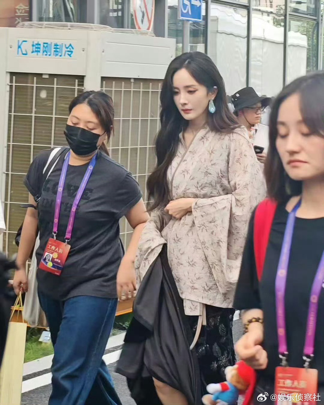 杨幂白裙红伞好美😍的杨幂，一直都有在积极努力营业🈺哇～​​​
