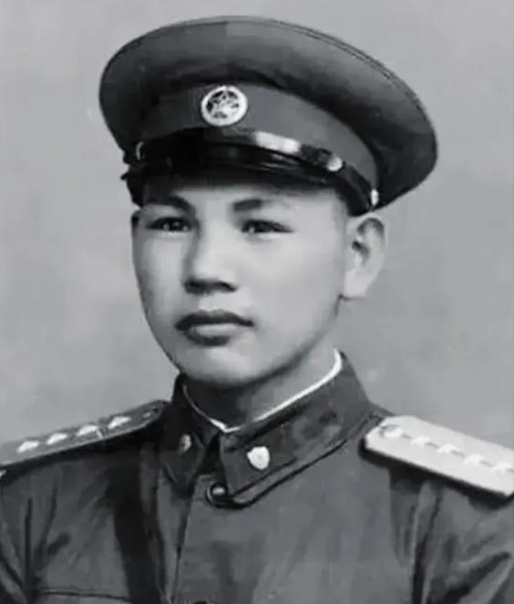 1945年，八路军在公路上伏击日军，排长见日军人数太多，就下令撤退，谁知一个小战