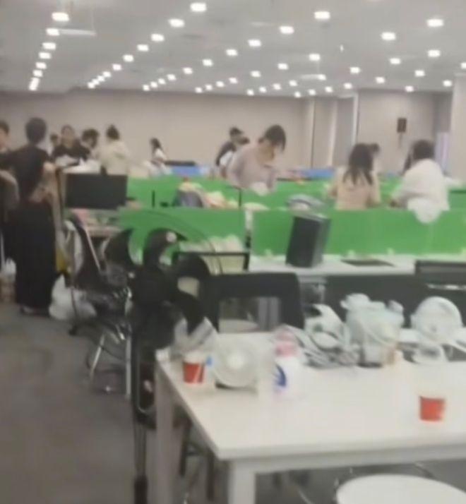 看似福利，实则跑路。西安一家公司深夜突击发通知停工审查，让员工安心休假。结果第二