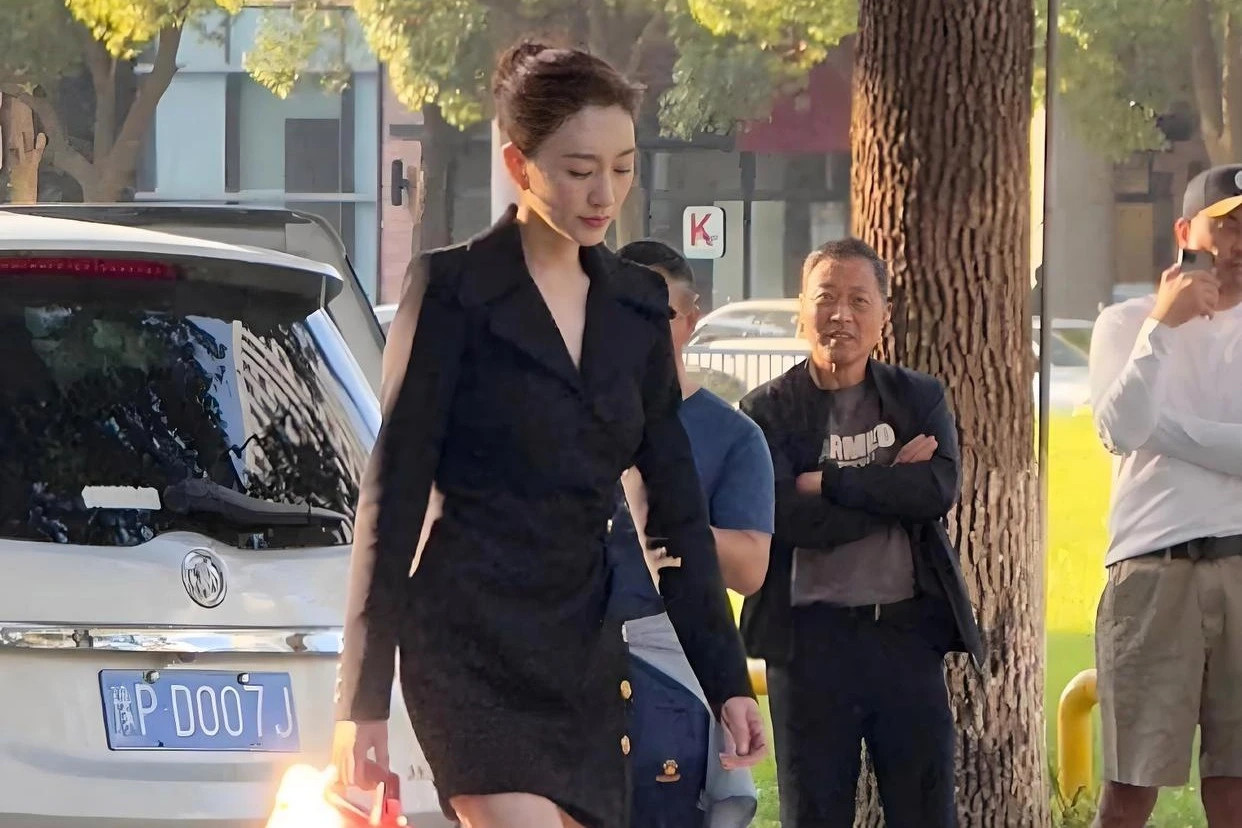 李小冉在街头拍戏，本人又高又瘦，旁边围观的大叔看呆了！