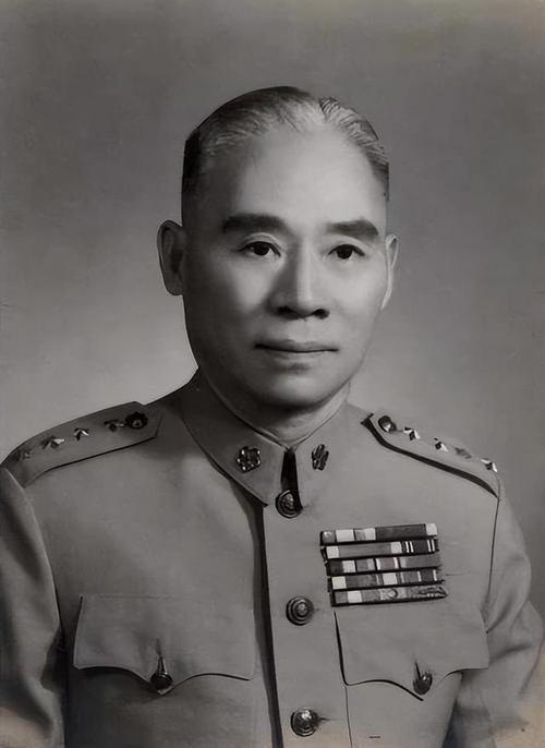 1936年，西安事变中，侍卫翁自勉舍命救蒋介石，导致右腿落下终身残疾，面对这位救