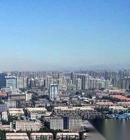 我今天看到一个房价，3900一平。我愣了三秒，第一反应是，这是哪个十八线县城的