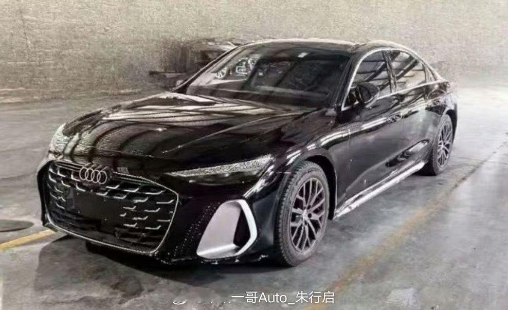 全新奥迪A6L谍照图被曝光整车看起来比较运动线条设计也是挺圆润的可惜的就是轮毂稍