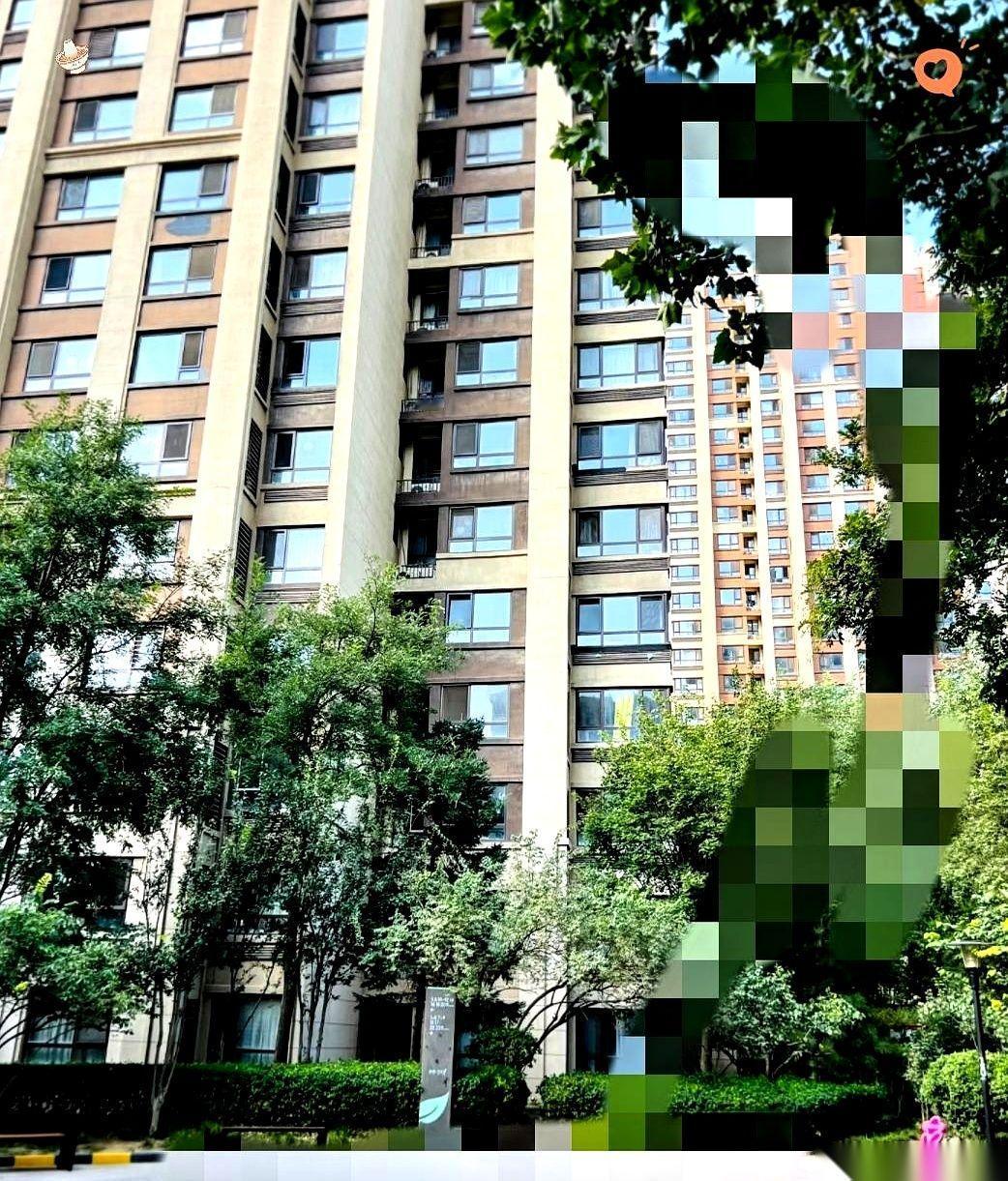 北京的房，彻底不装了。“全国人民都可以来北京买房了”，这话昨天还是句玩笑，今天