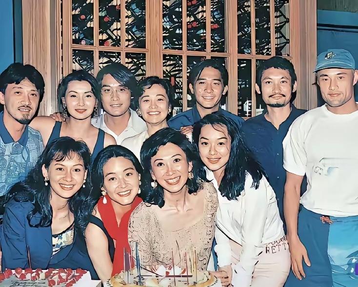 细看徐克和施南生的同框合照，他总是神色紧绷、笑意寥寥。施南生干练霸气，气场全开