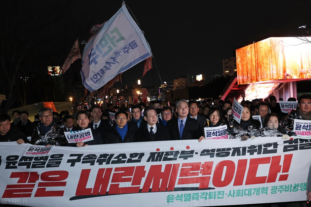 韩国总统尹锡悦的政治豪赌正在走向终局。3月19日，首尔街头装甲车密布，2万警察持