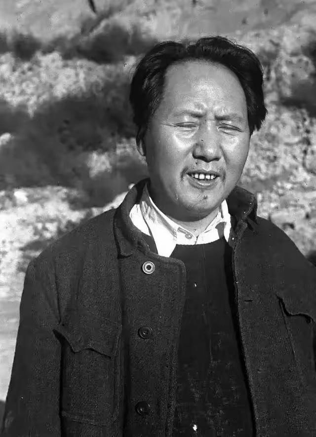 这是我唯一看到伟人年轻时长胡子照片，八字胡，下巴也长有少量胡子。看了好多照片与影