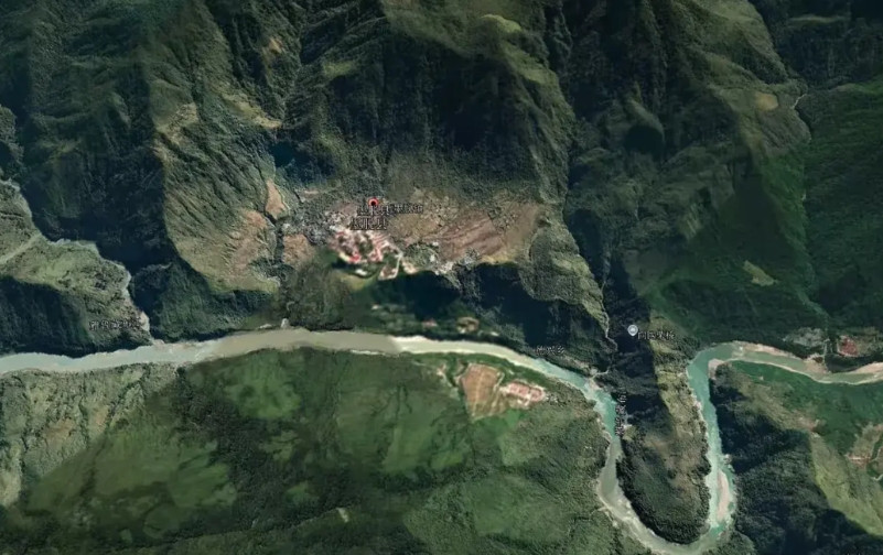 墨脱县城雅鲁赞布江大拐弯部分，半山腰的一块小平地上，延绵不绝的雪山隔绝，拼我国的