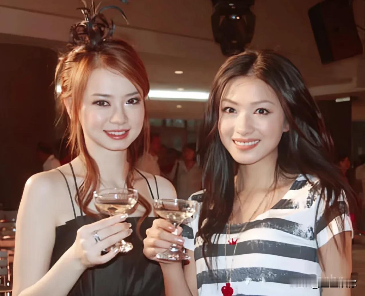 见过万茜本人，在舞台上，可以说在现场是万人迷，大家对她挪不开眼那种，现场也还有很