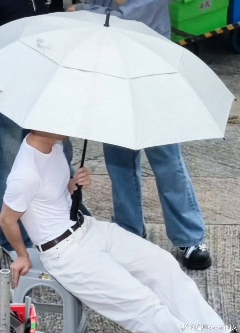 成毅狩谎路透又见毅式腹肌撑伞，不愧是解放双手小天才，又酷又A又可爱，ee这腰腹核心力量确实很强#成毅
