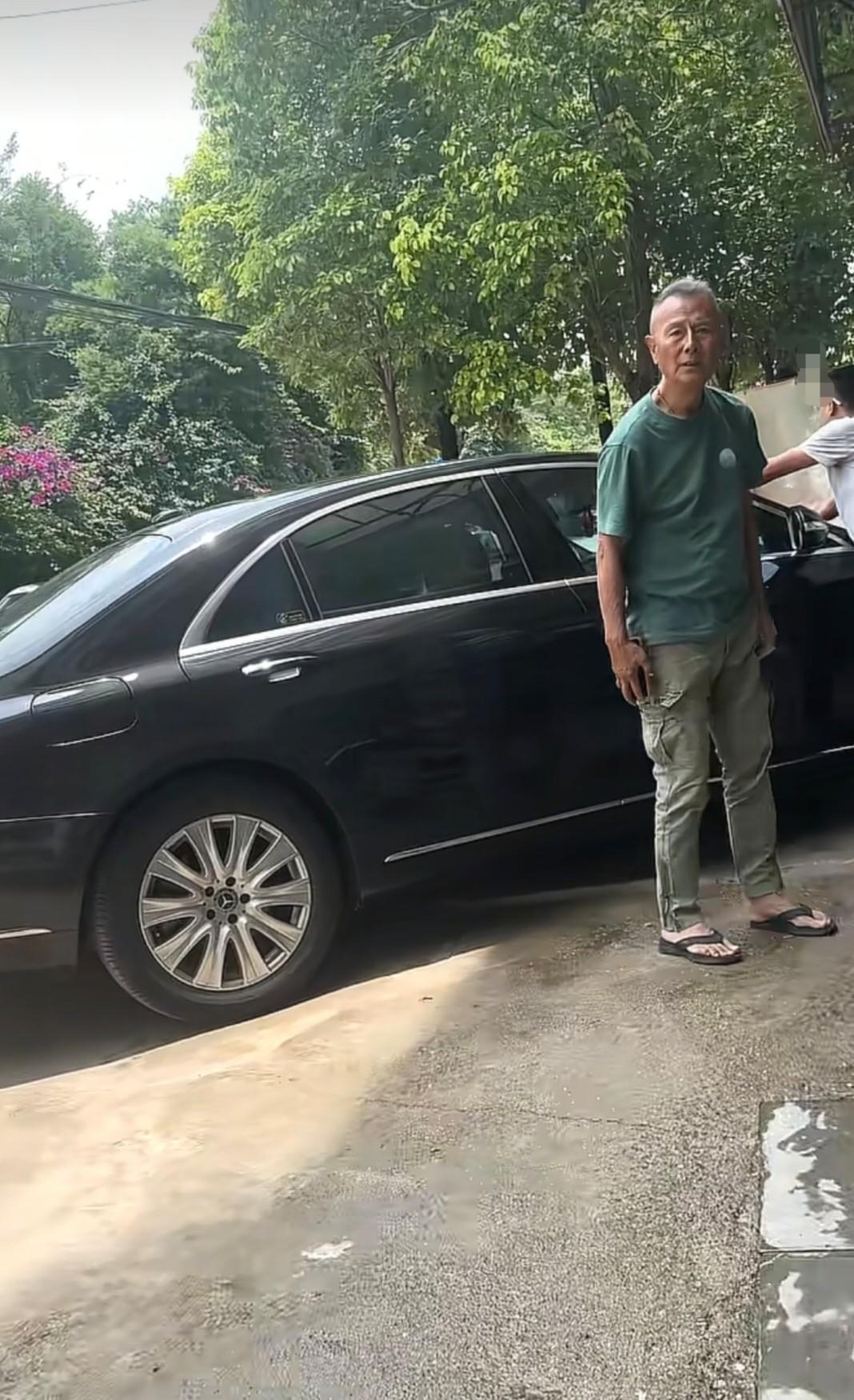 网友在昆明偶遇72岁的台湾影星刘德凯，如今很多台湾老艺人都选择定居大陆了。