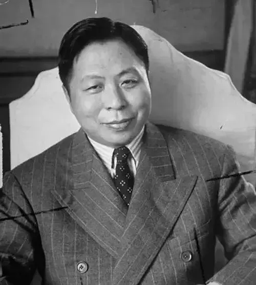 1952年，蒋介石过生日，请吴国桢吃饭，第二天还派了一个司机送他回去，谁知半路上