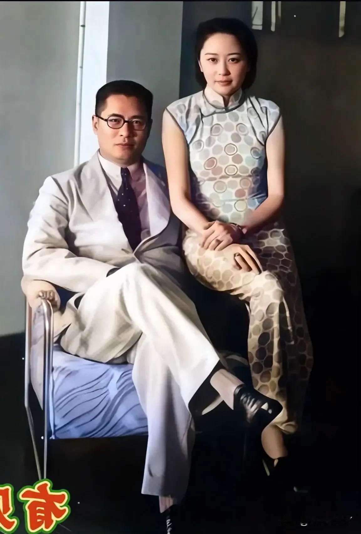 一张老照片，拍摄于1930年，大家看看坐在椅子上戴眼镜与穿着旗袍的帅哥美女是谁！