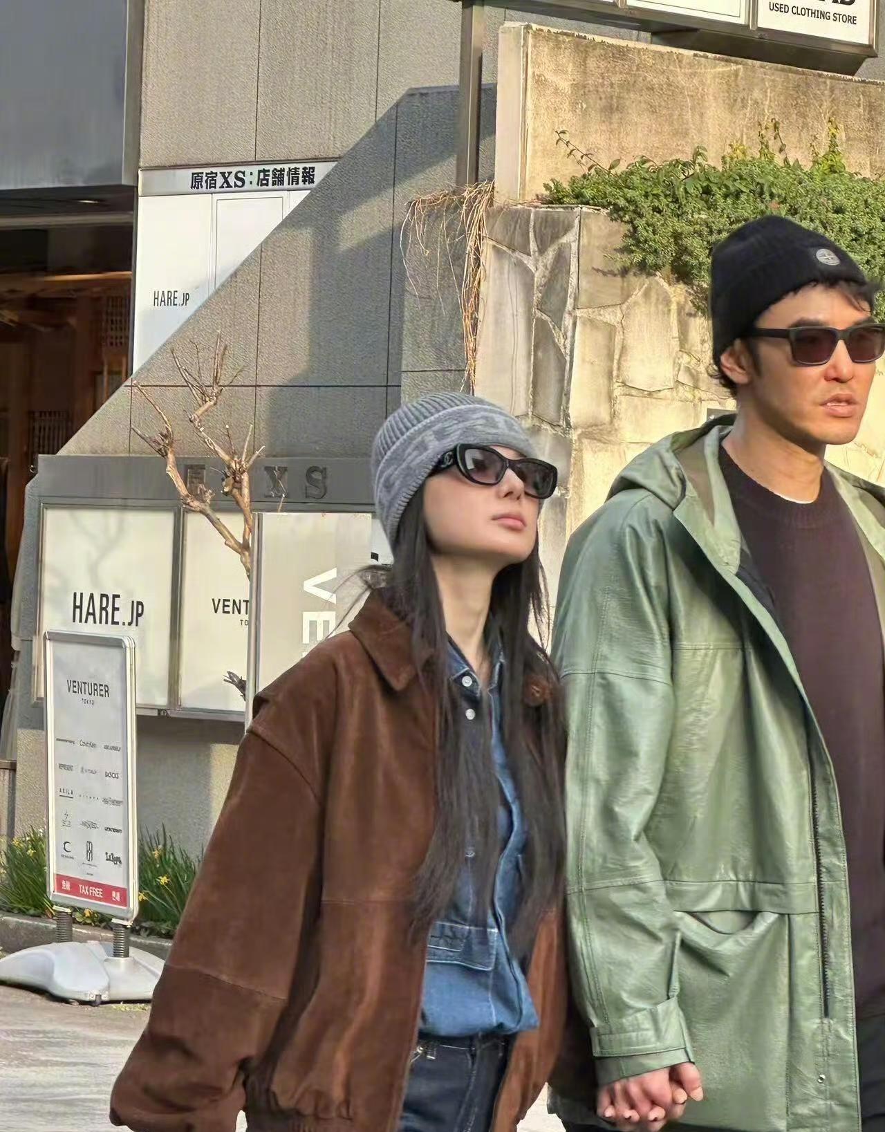 有被网友在日本偶遇逛街的阮经天和女友，两人十指紧扣，看着很甜蜜。阮经天今年4