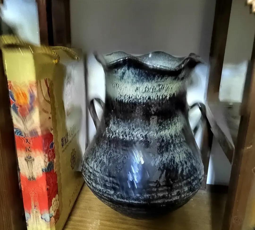 刷到一条短视频说家门口、厨房、卧室越干净越聚财，我立马把玄关那堆鞋盒扔了。视频