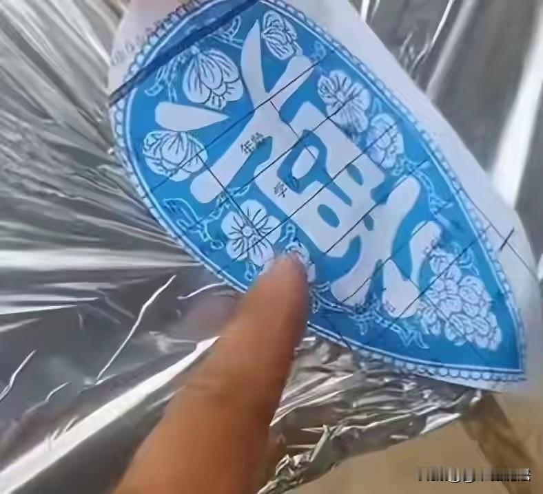 河北沧州，男子参加葬礼时，意外发现现场焚烧的祭祀纸品上，竟然清晰印着投标标书、个