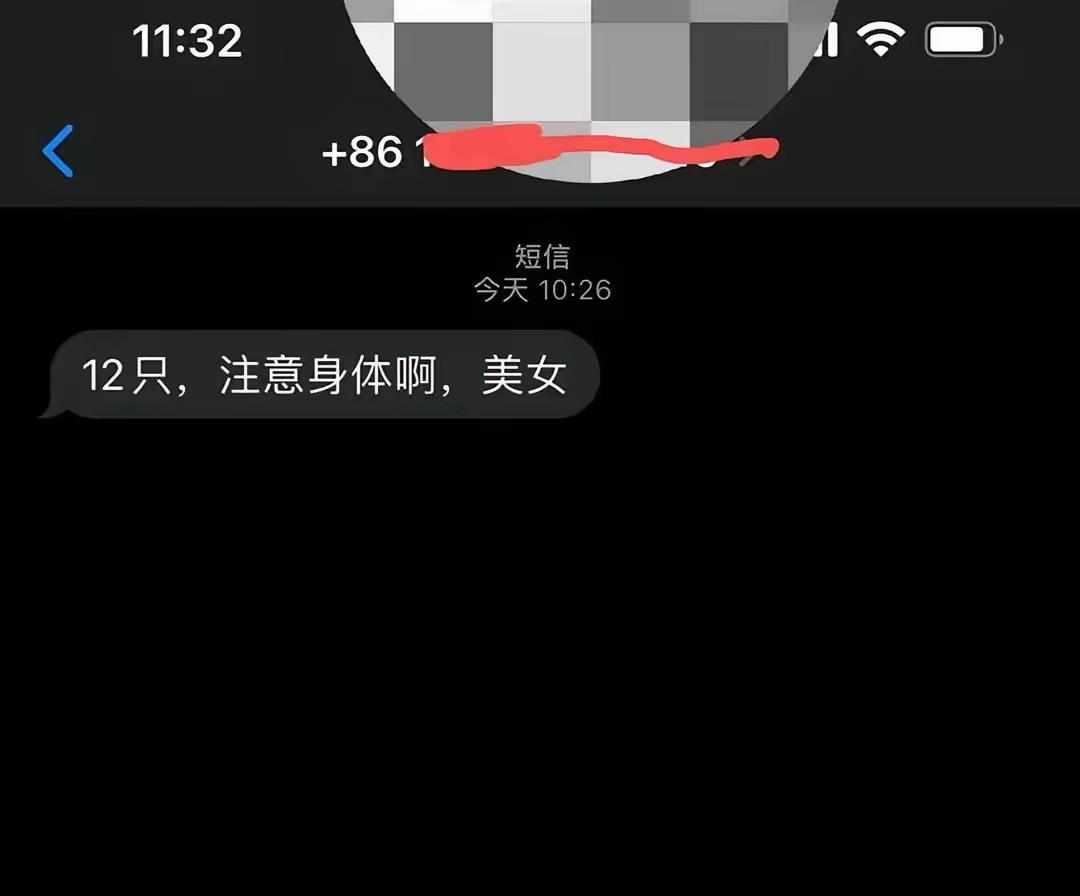 成都王女士在网上购买了一盒避孕套，没想到快递小哥送货上门时，目光很“火热”，后来