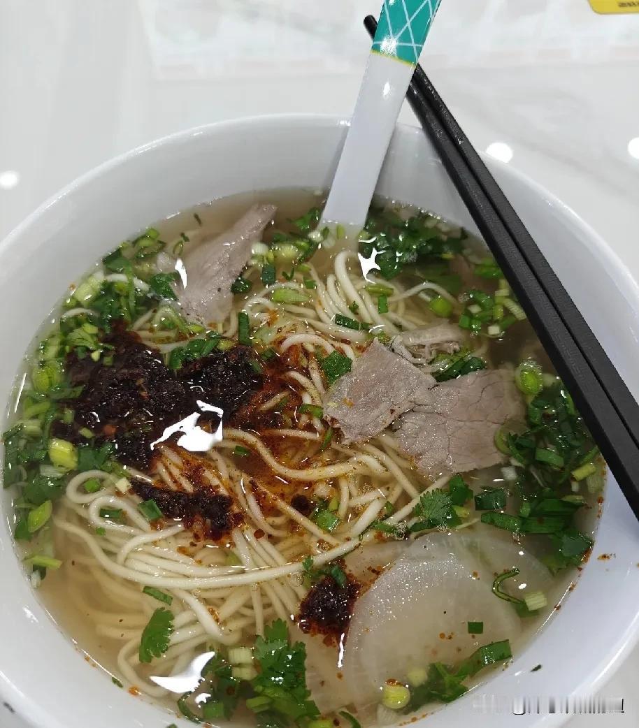 3片肉的牛肉面，18元。老公今晚加了一会班饿了，食堂晚上有晚饭吃，但是要等到1